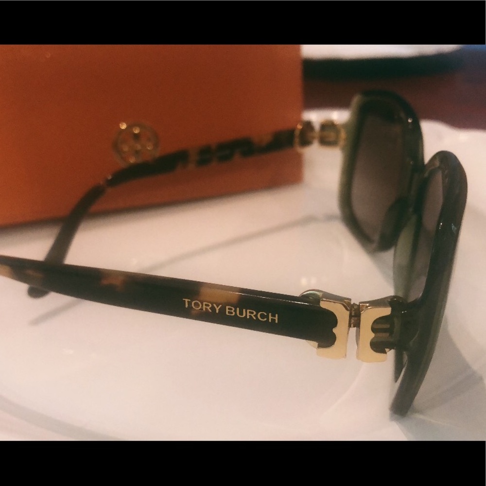 Tory Burch Green Sunglasses 🐆 - Picture 2 of 8